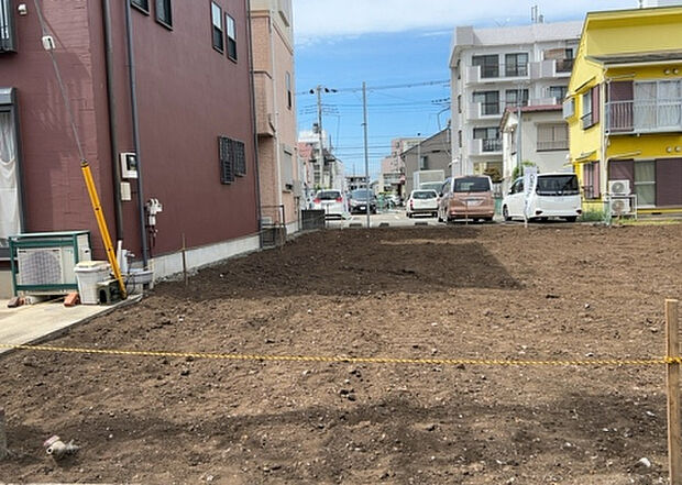 【玄関】玄関は家の顔でもあり、家族以外の目にも止まる場所です。玄関は外との間を仕切る扉、靴などをしまっておく収納スペース、靴脱ぎのたたきスペース、来客とのやり取りをするドアホンなど複数のアイテムからなります。