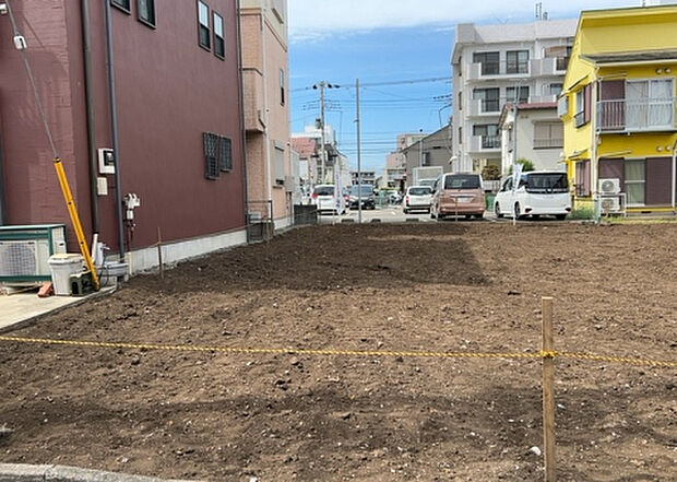 【玄関_2】玄関は、狭すぎると複数人で使いにくく、広すぎても無駄な空間になりがちです。最低2畳を目安にして、家の広さとの兼ね合いや家族の人数を考慮して決めるとよいでしょう。現地を見学して快適な玄関を選びましょう！