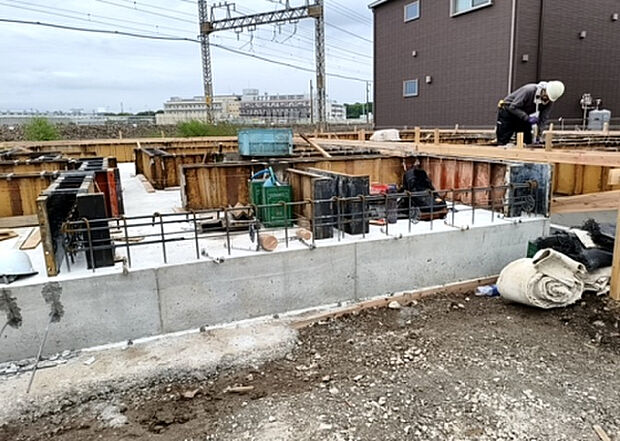 【玄関】玄関は家の顔でもあり、家族以外の目にも止まる場所です。玄関は外との間を仕切る扉、靴などをしまっておく収納スペース、靴脱ぎのたたきスペース、来客とのやり取りをするドアホンなど複数のアイテムからなります。