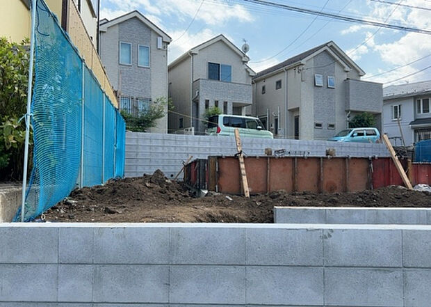 【庭_2】庭のある家に住むことのメリットとして、子どもたちの遊び場を確保できること、ガーデニングや家庭菜園を楽しめること、明るさを確保できることがあります。また、配置を工夫することでプライバシーが確保できます。