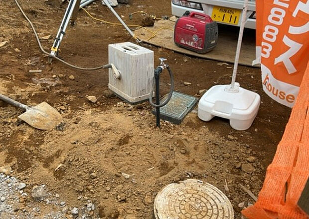 【その他設備】敷地内には、散水栓や立水栓があります。水道水を直接利用できるため、水を運ぶ手間を省くことが出来ます。大量の水を必要とする洗車作業や清掃などに役立ちます。その他設備とあわせて、現地でご確認ください。