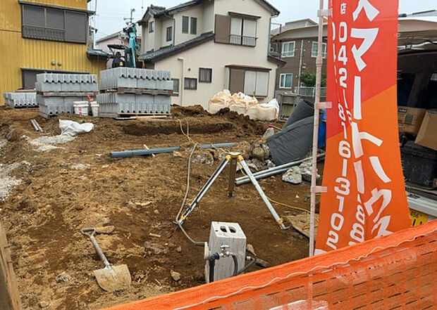 【玄関】玄関は家の顔でもあり、家族以外の目にも止まる場所です。玄関は外との間を仕切る扉、靴などをしまっておく収納スペース、靴脱ぎのたたきスペース、来客とのやり取りをするドアホンなど複数のアイテムからなります。