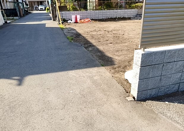 【前面道路含む現地写真_2】前面道路の幅員や歩道の有無、近隣の建物との距離感などは、実際の生活の利便性や安全性に大きく影響します。複数のアングルから前面道路の状況を確認することで、より具体的に生活イメージを描けます。