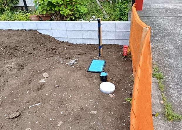 【その他設備】敷地内には、散水栓や立水栓があります。水道水を直接利用できるため、水を運ぶ手間を省くことが出来ます。大量の水を必要とする洗車作業や清掃などに役立ちます。その他設備とあわせて、現地でご確認ください。