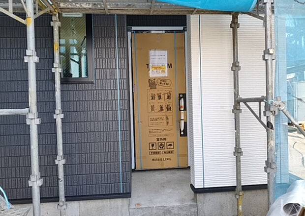 【玄関】玄関は家の顔でもあり、家族以外の目にも止まる場所です。玄関は外との間を仕切る扉、靴などをしまっておく収納スペース、靴脱ぎのたたきスペース、来客とのやり取りをするドアホンなど複数のアイテムからなります。
