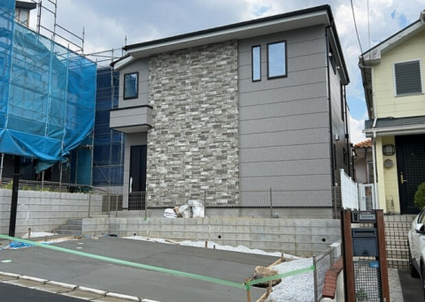 【前面道路含む現地写真_2】前面道路の幅員や歩道の有無、近隣の建物との距離感などは、実際の生活の利便性や安全性に大きく影響します。複数のアングルから前面道路の状況を確認することで、より具体的に生活イメージを描けます。