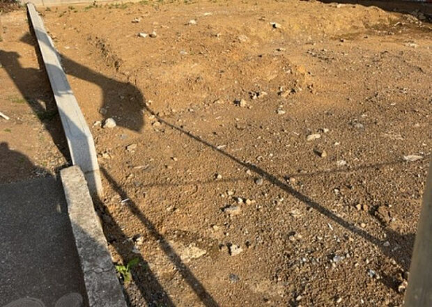 【玄関_2】玄関は、狭すぎると複数人で使いにくく、広すぎても無駄な空間になりがちです。最低2畳を目安にして、家の広さとの兼ね合いや家族の人数を考慮して決めるとよいでしょう。現地を見学して快適な玄関を選びましょう！