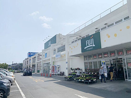 富士スーパー戸室店 517m(徒歩7分)