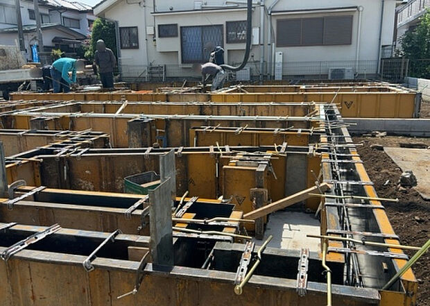 【玄関_2】玄関は、狭すぎると複数人で使いにくく、広すぎても無駄な空間になりがちです。最低2畳を目安にして、家の広さとの兼ね合いや家族の人数を考慮して決めるとよいでしょう。現地を見学して快適な玄関を選びましょう!