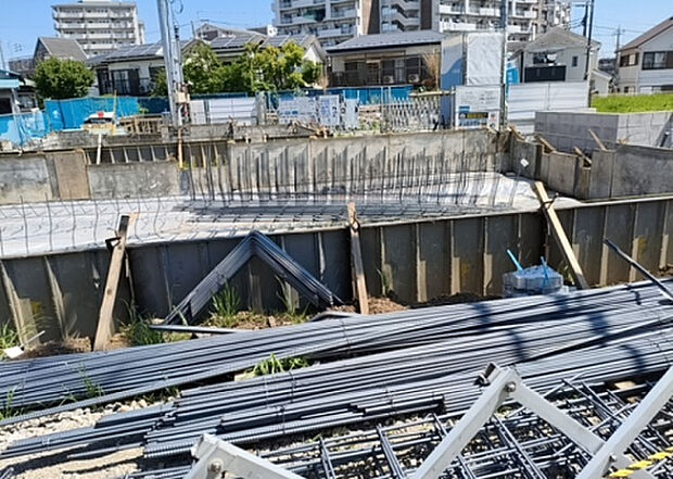 【外観_3】現地に行くなら、物件の周囲の地形がどうなっているかを見ることも大切です。周辺より低くなっている土地では、大雨などで水が集まりやすいため、地盤が弱くなっているということも考えられるため、注意が必要です。