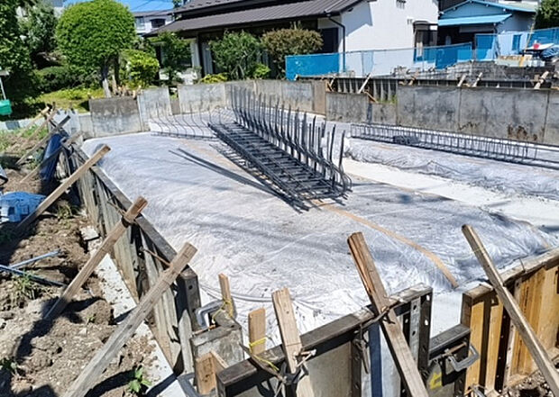 【構造・工法・仕様_2】ベタ基礎とは、柱の位置に関係なく全体に基礎がある事を指し、面積が大きい分建物の重さを全体に分散できます。また、地面からの湿気や害虫を遮断でき、木造住宅で心配されるシロアリ被害を防ぐ効果も期待できます。
