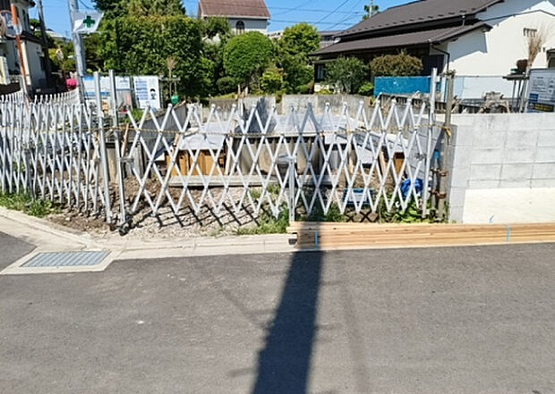 【前面道路含む現地写真_2】前面道路の幅員や歩道の有無、近隣の建物との距離感などは、実際の生活の利便性や安全性に大きく影響します。複数のアングルから前面道路の状況を確認することで、より具体的に生活イメージを描けます。