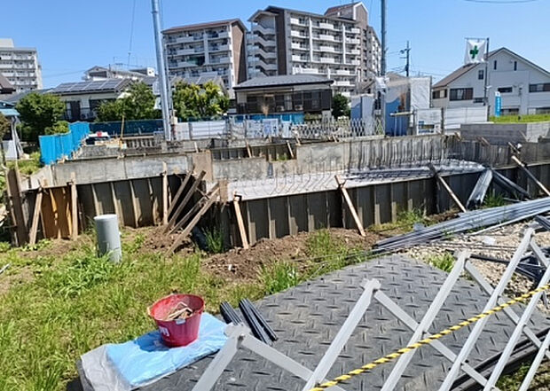 【玄関】玄関は家の顔でもあり、家族以外の目にも止まる場所です。玄関は外との間を仕切る扉、靴などをしまっておく収納スペース、靴脱ぎのたたきスペース、来客とのやり取りをするドアホンなど複数のアイテムからなります。