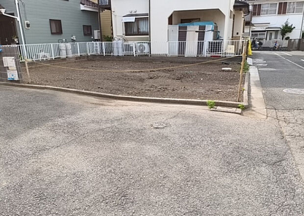 【前面道路含む現地写真_2】前面道路の幅員や歩道の有無、近隣の建物との距離感などは、実際の生活の利便性や安全性に大きく影響します。複数のアングルから前面道路の状況を確認することで、より具体的に生活イメージを描けます。