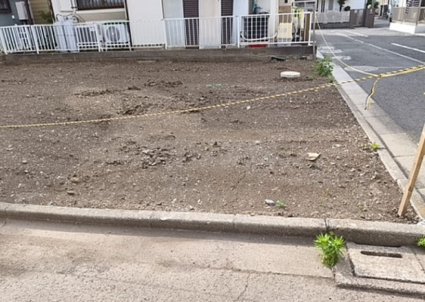 【玄関_2】玄関は、狭すぎると複数人で使いにくく、広すぎても無駄な空間になりがちです。最低2畳を目安にして、家の広さとの兼ね合いや家族の人数を考慮して決めるとよいでしょう。現地を見学して快適な玄関を選びましょう！