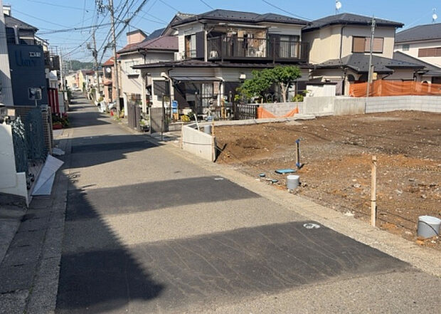 【前面道路含む現地写真_2】前面道路の幅員や歩道の有無、近隣の建物との距離感などは、実際の生活の利便性や安全性に大きく影響します。複数のアングルから前面道路の状況を確認することで、より具体的に生活イメージを描けます。