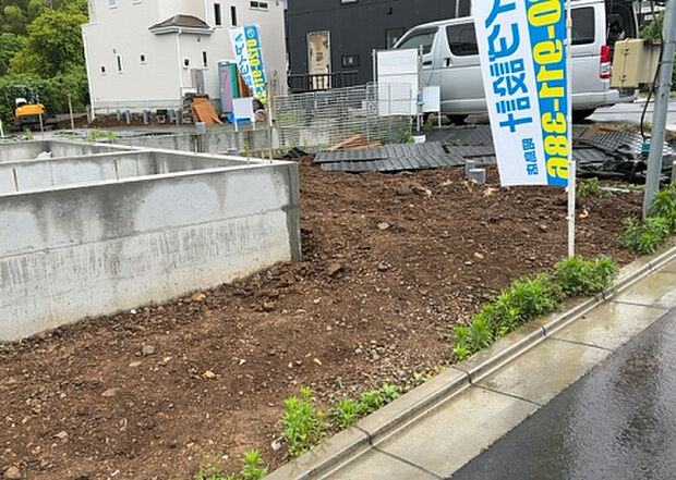 【庭_2】庭のある家に住むことのメリットとして、子どもたちの遊び場を確保できること、ガーデニングや家庭菜園を楽しめること、明るさを確保できることがあります。また、配置を工夫することでプライバシーが確保できます。