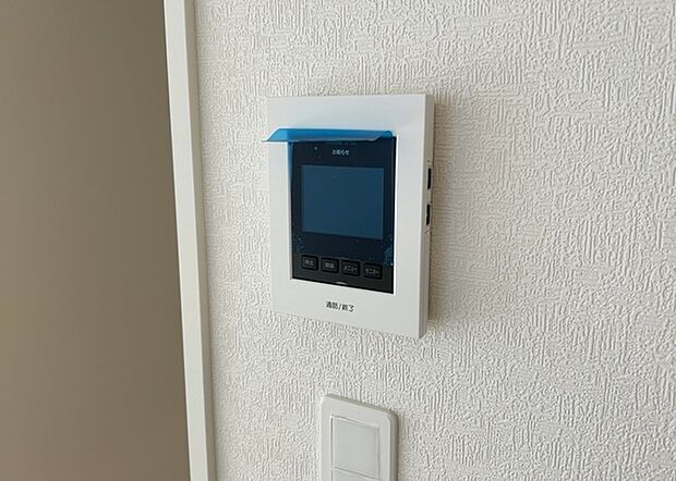 【ＴＶモニター付きインターホン】TVモニター付きインターホンは、来訪者の顔を確認できるだけでなく、音声でやり取りすることもできるため、セキュリティ面で安心できる設備です。モニター画面が大きく見やすいもの、夜間でも来訪者をしっかりと確認できるものなど、機能性を重視したいところです。