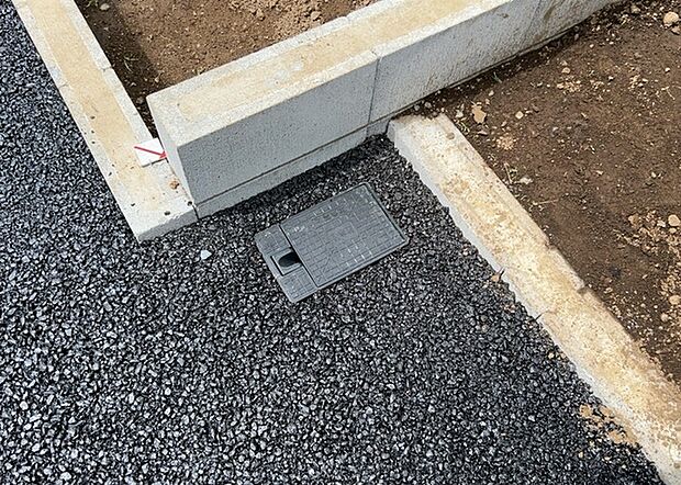 【外水栓】外水栓は、庭の水やりや洗車など、様々な用途に使える便利な設備です。ホースがしっかりと接続できるもの、水圧が安定しているものなど、使い勝手の良いものを選びましょう。また、凍結防止機能が付いているものなら、冬場でも安心して使用できます。