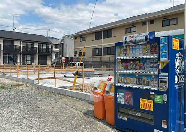 【構造・工法・仕様_2】ベタ基礎とは、柱の位置に関係なく全体に基礎がある事を指し、面積が大きい分建物の重さを全体に分散できます。また、地面からの湿気や害虫を遮断でき、木造住宅で心配されるシロアリ被害を防ぐ効果も期待できます。