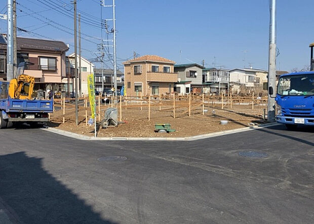 【前面道路含む現地写真_2】前面道路の幅員や歩道の有無、近隣の建物との距離感などは、実際の生活の利便性や安全性に大きく影響します。複数のアングルから前面道路の状況を確認することで、より具体的に生活イメージを描けます。