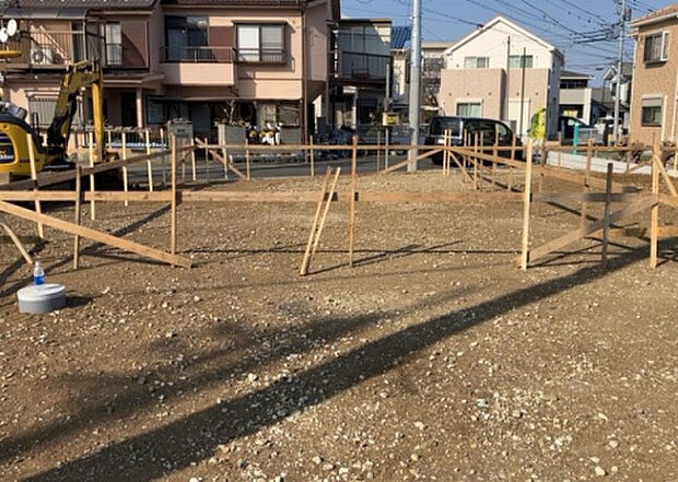【外観_3】現地に行くなら、物件の周囲の地形がどうなっているかを見ることも大切です。周辺より低くなっている土地では、大雨などで水が集まりやすいため、地盤が弱くなっているということも考えられるため、注意が必要です。