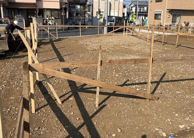 【玄関】玄関は家の顔でもあり、家族以外の目にも止まる場所です。玄関は外との間を仕切る扉、靴などをしまっておく収納スペース、靴脱ぎのたたきスペース、来客とのやり取りをするドアホンなど複数のアイテムからなります。
