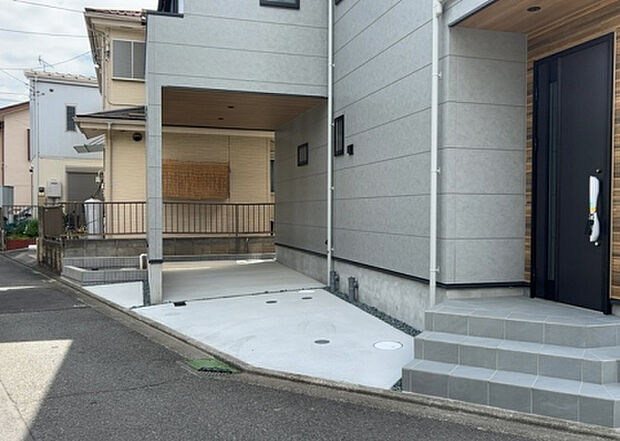 【駐車場】駐車場と明記されていても、最小スペースでつくられた駐車場だと大型車は駐車できなかったり、出入りしにくくなったりする可能性があります。お車のサイズと購入したい物件の駐車場のサイズを現地で確認しましょう。