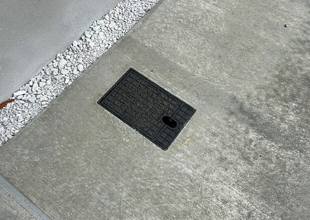 【その他設備】敷地内には、散水栓や立水栓があります。水道水を直接利用できるため、水を運ぶ手間を省くことが出来ます。大量の水を必要とする洗車作業や清掃などに役立ちます。その他設備とあわせて、現地でご確認ください。