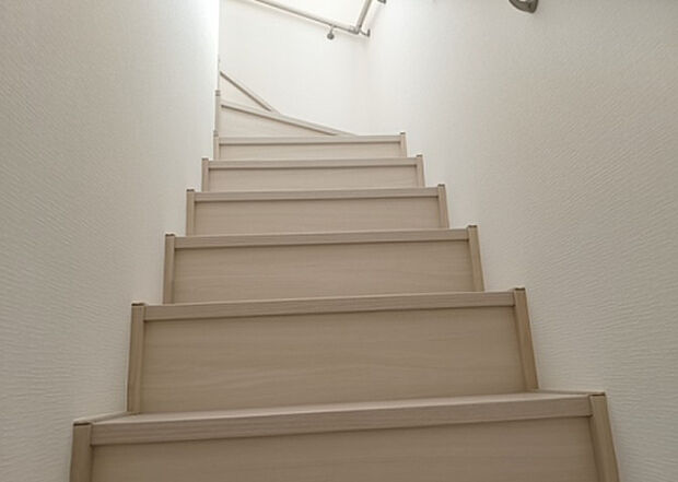 【内装】建物の上下階の通路である階段は、その位置によって動線や室内の印象が大きく左右されます。手摺にも重要な役割があり、転倒の防止・歩行や動作を円滑にして日常生活を支えることを主な目的として設置されています。