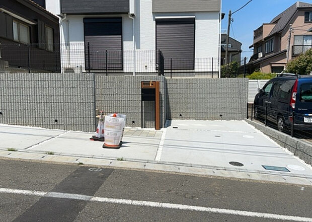 【駐車場】駐車場と明記されていても、最小スペースでつくられた駐車場だと大型車は駐車できなかったり、出入りしにくくなったりする可能性があります。お車のサイズと購入したい物件の駐車場のサイズを現地で確認しましょう。