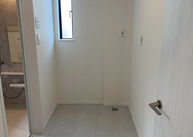 【脱衣場】多くの戸建て住宅で見かける洗面脱衣所は、洗面台と洗濯機が2畳ほどのスペースに並べられていて、洗面所が脱衣所を兼ね備えている間取りが一般的です。お客様が利用することもある、パブリックな空間でもあります。