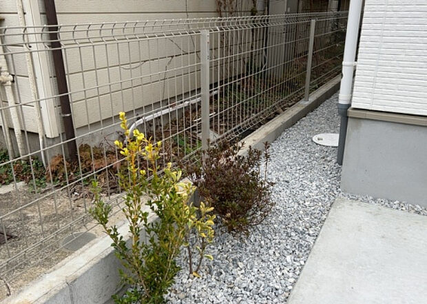 【庭】庭があることでガーデニングや家庭菜園はもちろん、こどもの遊び場やペットを放して遊ぶことができます。また、家の周囲に余裕があるということです。隣地との間があれば、十分な日当たりと、風通しが確保できます。