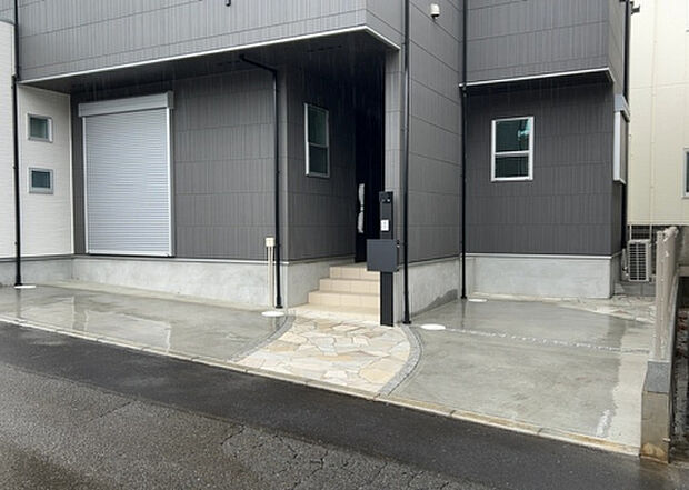【駐車場】敷地内には、散水栓や立水栓があります。水道水を直接利用できるため、水を運ぶ手間を省くことが出来ます。大量の水を必要とする洗車作業や清掃などに役立ちます。その他設備とあわせて、現地でご確認ください。