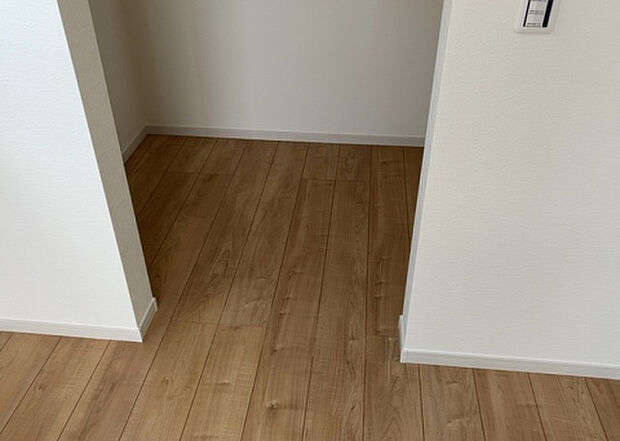 【ウォークインクローゼット】ウォークインクローゼットがあれば、クローゼット内でコーディネートが完成できますし、季節の変わり目に行う衣替えの手間も省けます。また、スーツケースなど大きいものもしまうことができ使い勝手がよいです。