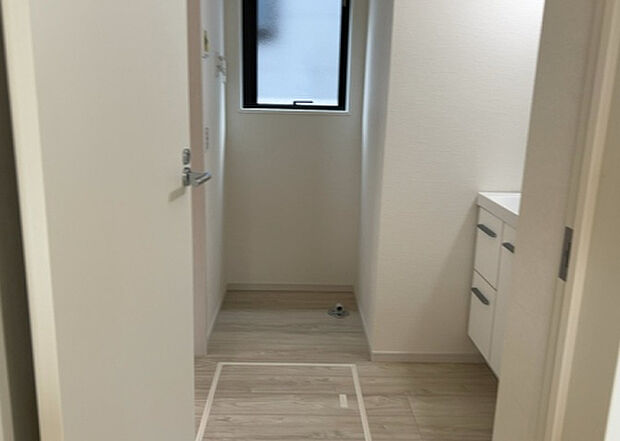 【脱衣場】多くの戸建て住宅で見かける洗面脱衣所は、洗面台と洗濯機が2畳ほどのスペースに並べられていて、洗面所が脱衣所を兼ね備えている間取りが一般的です。お客様が利用することもある、パブリックな空間でもあります。