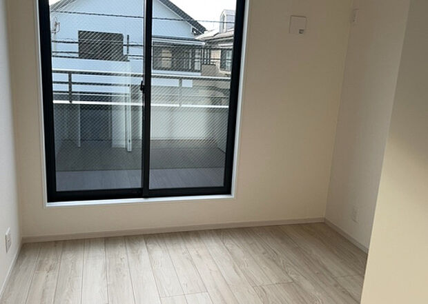 【洋室】洋室のメリットは重い家具が置きやすく、身の回りが整理しやすいことです。 床がフローリングのため畳とは異なり凹みにくいです。 クローゼットなど収納が豊富で、普段使わない旅行カバンや服の整頓も簡単にです。