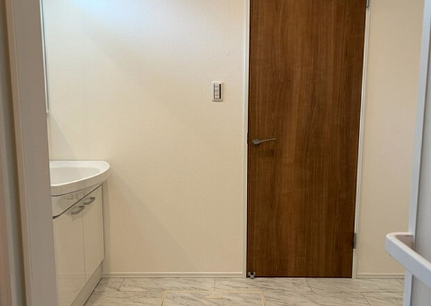 【脱衣場】多くの戸建て住宅で見かける洗面脱衣所は、洗面台と洗濯機が2畳ほどのスペースに並べられていて、洗面所が脱衣所を兼ね備えている間取りが一般的です。お客様が利用することもある、パブリックな空間でもあります。