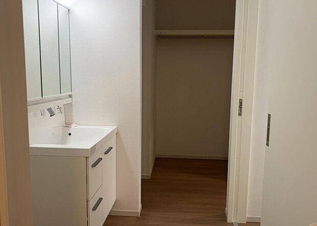 【脱衣場】多くの戸建て住宅で見かける洗面脱衣所は、洗面台と洗濯機が2畳ほどのスペースに並べられていて、洗面所が脱衣所を兼ね備えている間取りが一般的です。お客様が利用することもある、パブリックな空間でもあります。