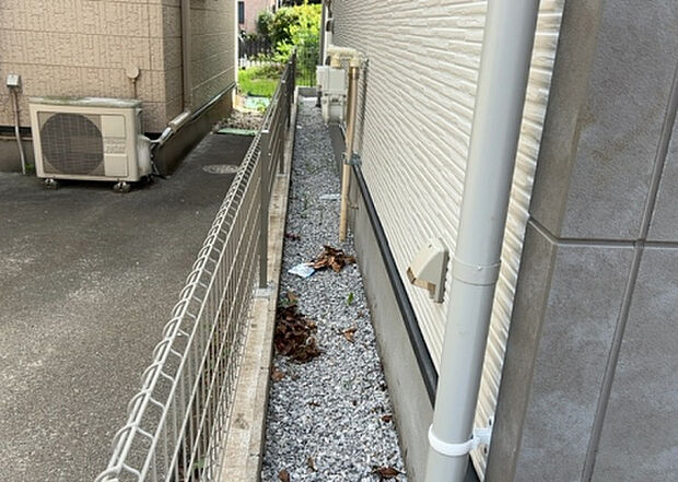 【庭】庭があることでガーデニングや家庭菜園はもちろん、こどもの遊び場やペットを放して遊ぶことができます。また、家の周囲に余裕があるということです。隣地との間があれば、十分な日当たりと、風通しが確保できます。