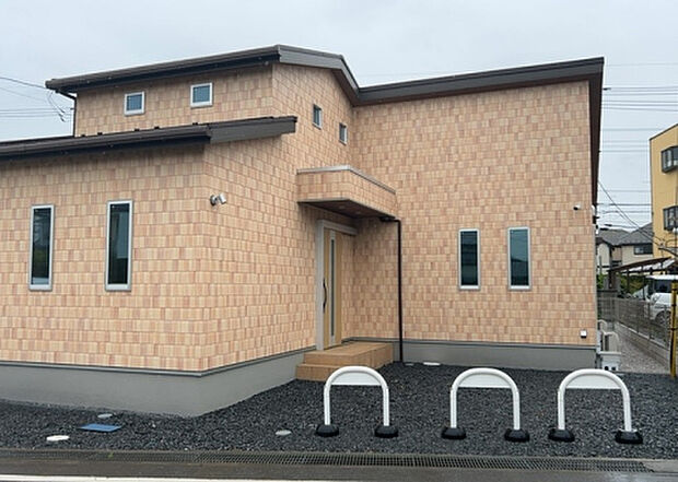 【前面道路含む現地写真_2】お持ちの車種によっては前面道路が広い方が便利でしょう。しかし、前面道路が広ければその分交通量が多くなるため、騒音などが気になる場合があります。実際に現地を見学し、周辺交通量や騒音などを確認しましょう!