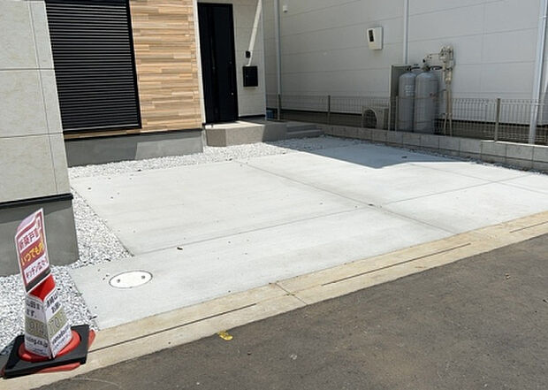 【駐車場】駐車場と明記されていても、最小スペースでつくられた駐車場だと大型車は駐車できなかったり、出入りしにくくなったりする可能性があります。お車のサイズと購入したい物件の駐車場のサイズを現地で確認しましょう。