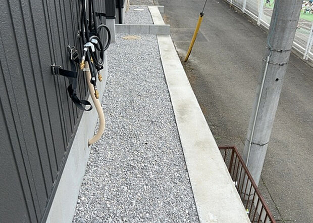 【庭】庭があることでガーデニングや家庭菜園はもちろん、こどもの遊び場やペットを放して遊ぶことができます。また、家の周囲に余裕があるということです。隣地との間があれば、十分な日当たりと、風通しが確保できます。