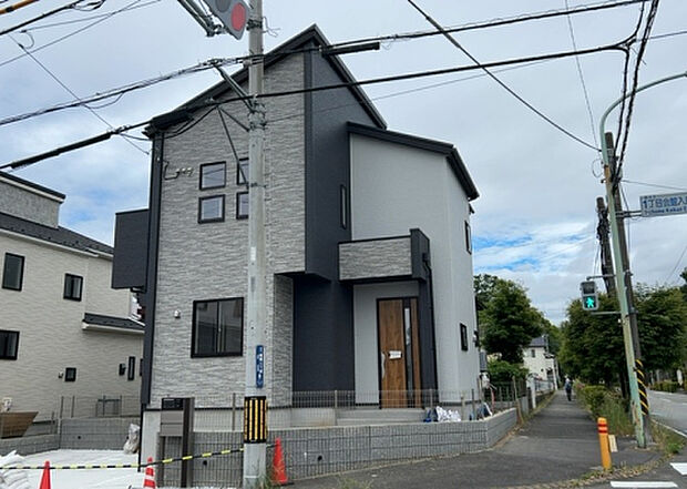 【前面道路含む現地写真_2】お持ちの車種によっては前面道路が広い方が便利でしょう。しかし、前面道路が広ければその分交通量が多くなるため、騒音などが気になる場合があります。実際に現地を見学し、周辺交通量や騒音などを確認しましょう！