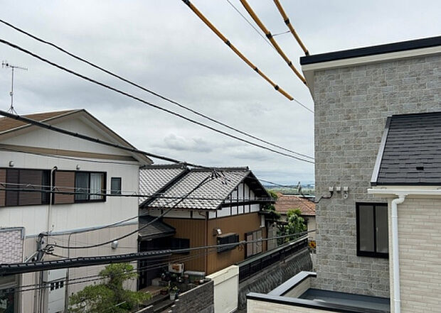 【物件からの展望】眺望を気にして物件を探す場合、前面に建物が建っていないか現地で確認しましょう！前面に建物があると景色はもちろん、日当たりや風通しにも影響が出てきます。住んだ時のことを想像しながら現地見学をしましょう。