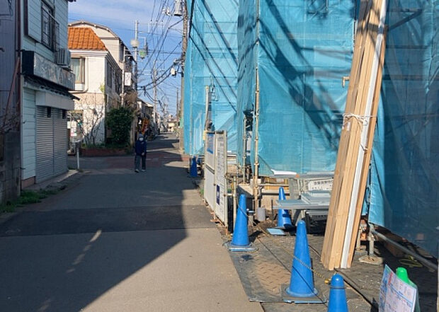 【前面道路含む現地写真_2】お持ちの車種によっては前面道路が広い方が便利でしょう。しかし、前面道路が広ければその分交通量が多くなるため、騒音などが気になる場合があります。実際に現地を見学し、周辺交通量や騒音などを確認しましょう！
