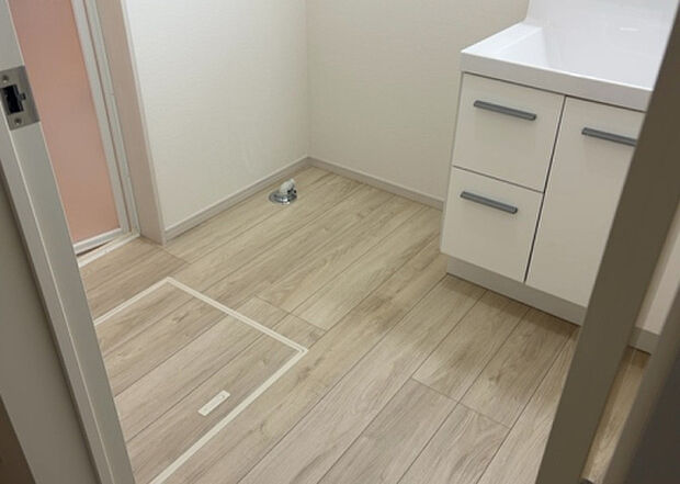 【脱衣場】多くの戸建て住宅で見かける洗面脱衣所は、洗面台と洗濯機が2畳ほどのスペースに並べられていて、洗面所が脱衣所を兼ね備えている間取りが一般的です。お客様が利用することもある、パブリックな空間でもあります。