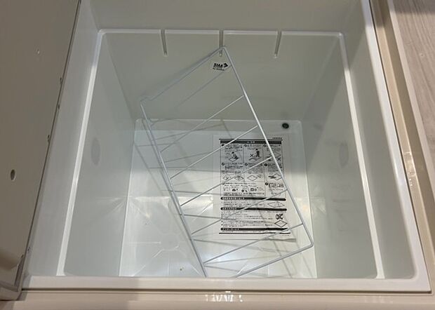 【キッチン床下収納】キッチン床下収納は、調理器具や食器などをスッキリと収納できる便利なスペースです。収納量が多いもの、引き出しがスムーズに開閉するものなど、使い勝手の良いものを選ぶことが大切です。また、湿気がこもりやすい場所なので、通気性の良いものを選ぶこともおすすめです。