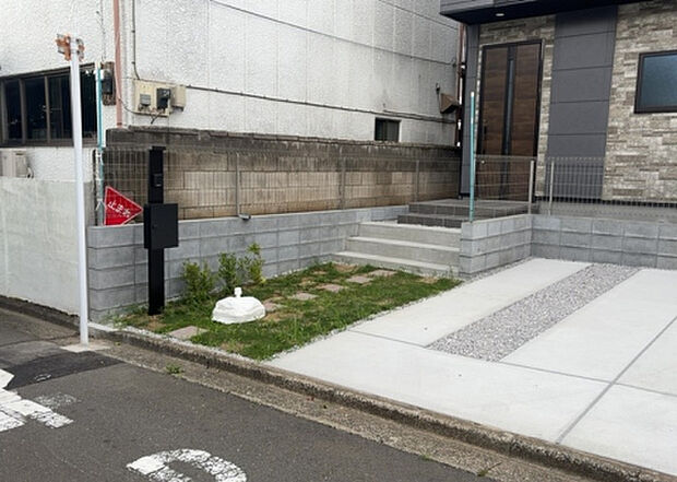 【庭】庭があることでガーデニングや家庭菜園はもちろん、こどもの遊び場やペットを放して遊ぶことができます。また、家の周囲に余裕があるということです。隣地との間があれば、十分な日当たりと、風通しが確保できます。
