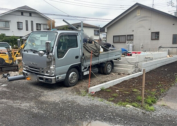 【外観_3】現地に行くなら、物件の周囲の地形がどうなっているかを見ることも大切です。周辺より低くなっている土地では、大雨などで水が集まりやすいため、地盤が弱くなっているということも考えられるため、注意が必要です。